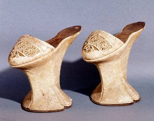 Moda veneciana: zapatos de mujer con plataforma. Siglo XVIII de Unknown artist