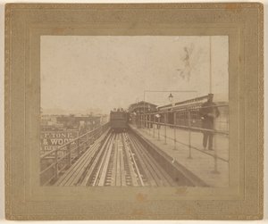 [Vista de un tren saliendo de la estación] de Unknown artist