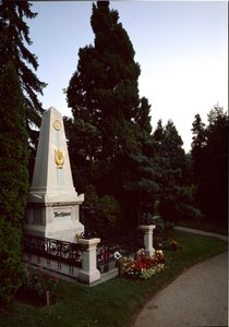 Vista de la tumba del compositor alemán Ludwig van Beethoven (1770-1827) en el cementerio central de Viena (Zentralfriedhof), Austria de Unknown artist