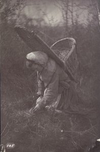 [Mujer con cesta a la espalda] de Unknown artist