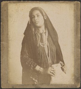 [Mujer joven con velo] de Unknown artist