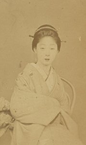 [Mujer japonesa sentada]