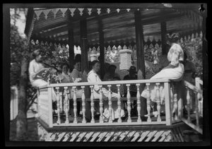 La familia Simberg tomando café en el pabellón de la Villa Blanca
