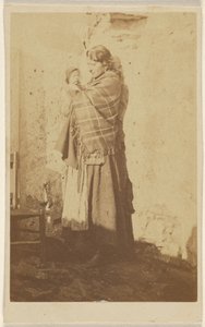 [Mujer no identificada con un chal, sosteniendo un bebé] de Unknown artist/maker