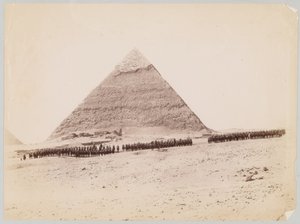 Húsares del siglo XIX formados frente a una pirámide en Giza, Egipto, circa 1882 de Unknown