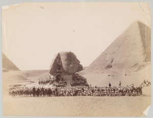 42º Highlanders frente a la Esfinge en Giza, Egipto de Unknown photographer