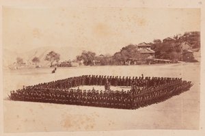 Regimiento de Fusileros Gurkha 4º formado en cuadro de Unknown photographer