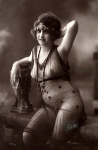 Una joven sentada, con un vestido transparente de Unknown photographer