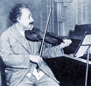Albert Einstein tocando el violín (foto en blanco y negro) de Unknown photographer
