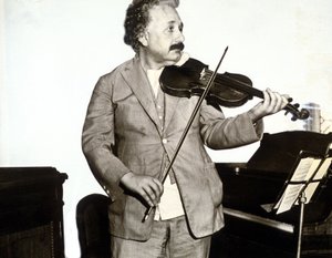 Albert Einstein tocando el violín, c.1932 (foto b/n) de Unknown photographer
