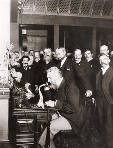 Alexander Graham Bell (1847-1922) en la inauguración de la línea de larga distancia de Nueva York a Chicago, 18 de octubre de Unknown photographer