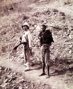 Un soldado italiano y un prisionero abisinio en el camino a Ghinda.