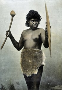 Esposa aborigen australiana a cargo de las armas de su marido - autochrome de Unknown photographer