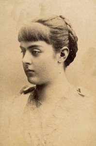 Baronesa Marie Alexandrine "Mary" von Vetsera (19 de marzo de 1871 - 30 de enero de 1889) (foto) de Unknown photographer