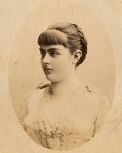 Baronesa Marie Alexandrine "Mary" von Vetsera (19 de marzo de 1871 - 30 de enero de 1889) (foto) de Unknown photographer