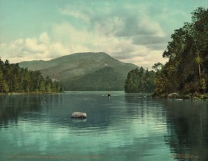 Blue Mountain desde Eagle Lake, montañas Adirondack, c.1902 de Unknown photographer