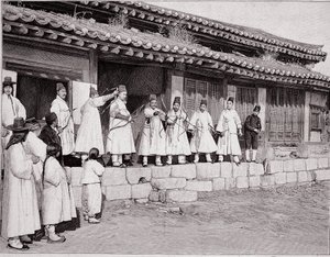 Arqueros en el antiguo palacio de Seúl, Corea, finales del siglo XIX de Unknown photographer