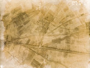 Fotografías británicas de reconocimiento aéreo que registran las posiciones de las trincheras en el Frente Occidental durante la Primera Guerra Mundial.