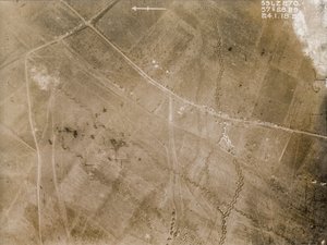 Fotografías británicas de reconocimiento aéreo que registran las posiciones de las trincheras en el Frente Occidental durante la Primera Guerra Mundial.
