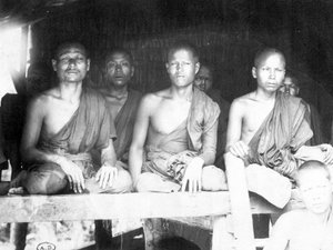 Monjes camboyanos - fotografía, finales del siglo XIX de Unknown photographer
