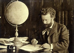 Camille Flammarion en su mesa de trabajo de Unknown photographer
