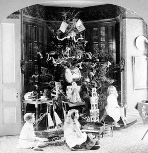Niños reunidos al pie del árbol rodeados de regalos en la mañana de Navidad