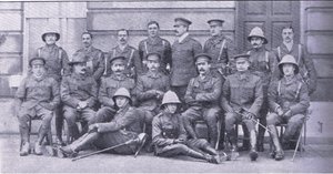 Col Owen, Major Boole-Smith y los otros oficiales de los Dragoon Guards, de After Pretoria: The Guerilla War publicado por Harmsworth Bros Limited de Unknown photographer