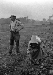 Couple de peasants working la terre, Somme 1921 Fotografía (Campesinos franceses trabajando en el campo, Somme 1921) Colección particular de Unknown photographer
