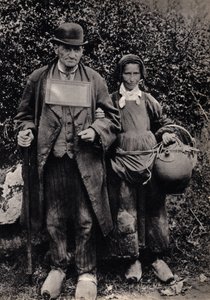 Pareja de mendigos bretones. Fotografía, finales del siglo XIX, París. Coll. Selva. de Unknown photographer
