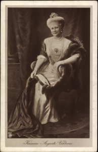 La emperatriz Auguste Viktoria con corona y pieles de Unknown photographer