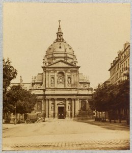 Fachada de la capilla de la Sorbona, París, hacia 1875-1925 (fotografía en blanco y negro)