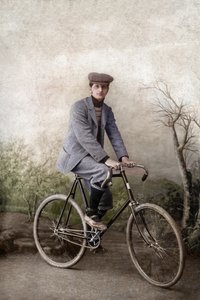 Fernand Ochse en bicicleta, Francia, hacia 1920 (foto) de Unknown photographer