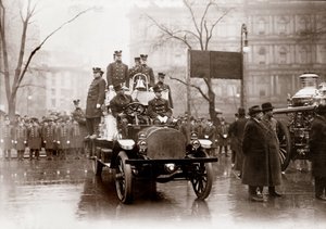Brigadas de bomberos equipadas con nuevas bombas y vehículos contra incendios, Nueva York 1913. Fotografía. de Unknown photographer
