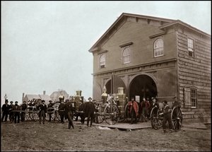 Brigada de bomberos posando frente al cuartel, Alexandria. Virginia, Estados Unidos. 1863. Fotografía de Unknown photographer
