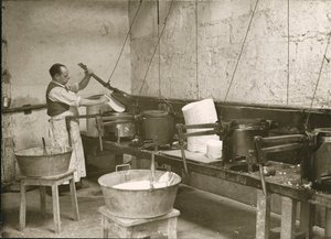 Francia, Centre, Indre-et-Loire (37), Tours: Laboratoire Metadier: un hombre prepara los moldes para fabricar las pastillas de Kalmine.
