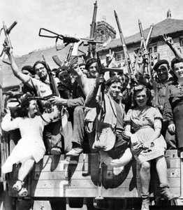Francotiradores partisanos franceses liberando un pueblo en Normandía, junio-julio de 1944 (foto b/n) de Unknown photographer