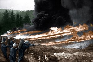 Soldados franceses utilizando lanzallamas desde las trincheras, Chemin des Dames de Unknown photographer