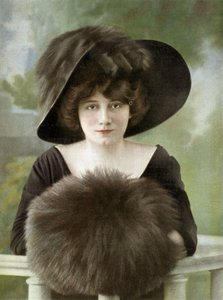 La comediante francesa Cora Laparcerie (1875-1951) foto del periódico francés "Le Theatre" 1 de enero de Unknown photographer