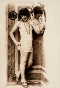 Retrato de cuerpo entero de una mujer en ropa íntima. de Unknown photographer