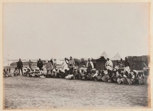 Grupo de nativos, Almacén de Artillería, Suakin, circa 1884 de Unknown