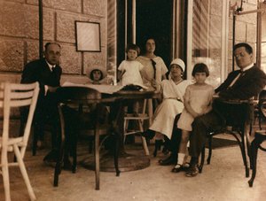Grupo de personas fotografiadas en una cafetería de Pula de Unknown photographer