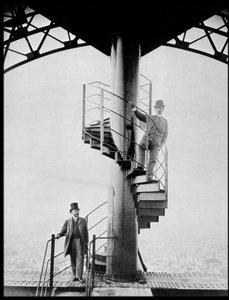 Gustave Eiffel y su yerno Adolphe Salles en la escalera de la Torre Eiffel, París