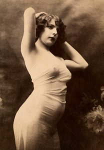 Retrato de medio cuerpo de perfil de una mujer joven con atuendo transparente. de Unknown photographer