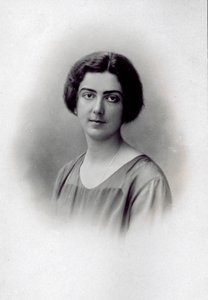 Retrato de medio cuerpo de la princesa Jolanda de Saboya, sonriente el día de su boda de Unknown photographer