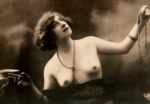 Retrato de medio cuerpo de una joven parcialmente desnuda.