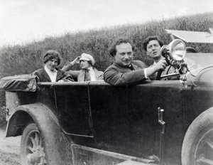 Helene Berg, Alma Mahler, Franz Werfel y Alban Berg fotografiados en coche