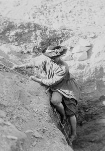 Hilda Petrie (de soltera Urlin) descendiendo por una escalera de cuerda a un pozo de tumba, posiblemente en Denderah de Unknown photographer