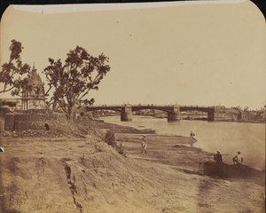 Puente de hierro con pilares de piedra, con civiles en primer plano, río Gumti, Lucknow de Unknown photographer