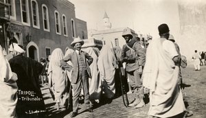 Guerra Italo Turca, tripolitania, pueblo y soldados ante el tribunal de Unknown photographer