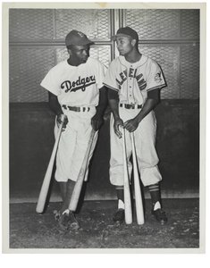 Jackie Robinson y Larry Doby, c.1947 (fotografía (b/n)) de Unknown photographer